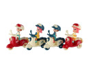 Panenka se skůtrem plast 9cm s helmou 4 barvy na kartě 18x25x5cm Panenka se skůtrem plast 9cm s helmou 4 barvy na kartě 18x25x5cm