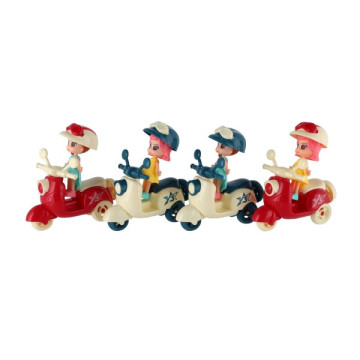 Panenka se skůtrem plast 9cm s helmou 4 barvy na kartě 18x25x5cm