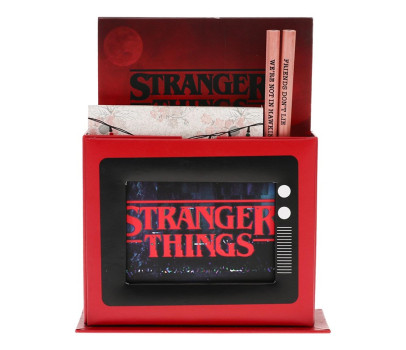 Psací set Stranger Things - stojánek, blok 2ks, tužka 2ks v papírovém pouzdru 15x18,5x6cm