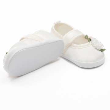 Kojenecké saténové capáčky New Baby Ivory Flowers 0-3 m