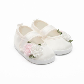 Kojenecké saténové capáčky New Baby Ivory Flowers 3-6 m