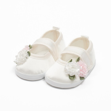 Kojenecké saténové capáčky New Baby Ivory Flowers 12-18 m